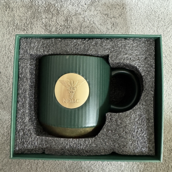铜牌陶瓷马克杯
